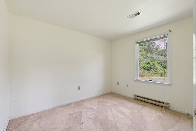 Building Photo - Charming One-Level Home Nestled Among Matu...