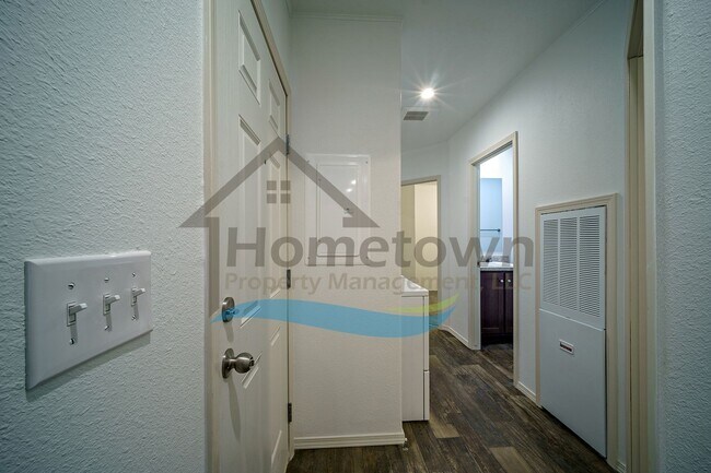 Building Photo - 3 Bedroom 2 Bathroom Home with Off-Street ...