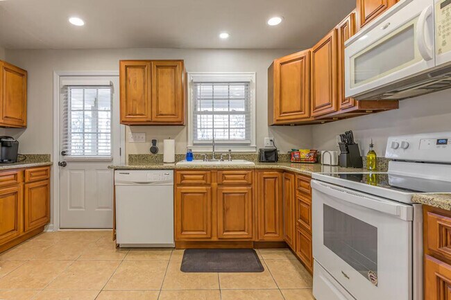 Building Photo - 27 W Ridge Dr SE