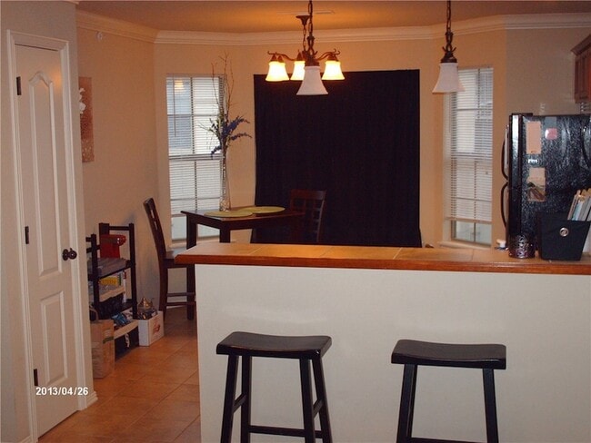 Building Photo - 2624 N Valencia Ave