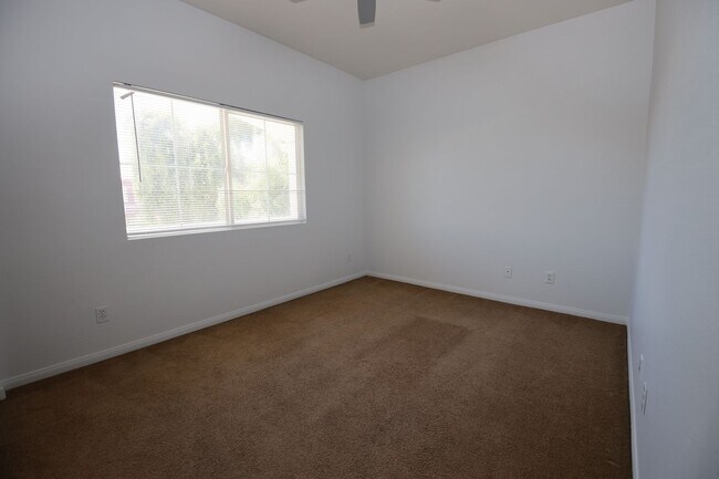 Building Photo - HUGE LOFT + 5 BEDROOMS IN SE