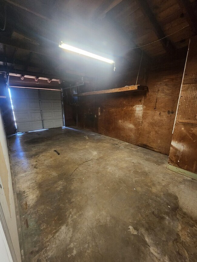 Building Photo - 3 bed 2 bath home