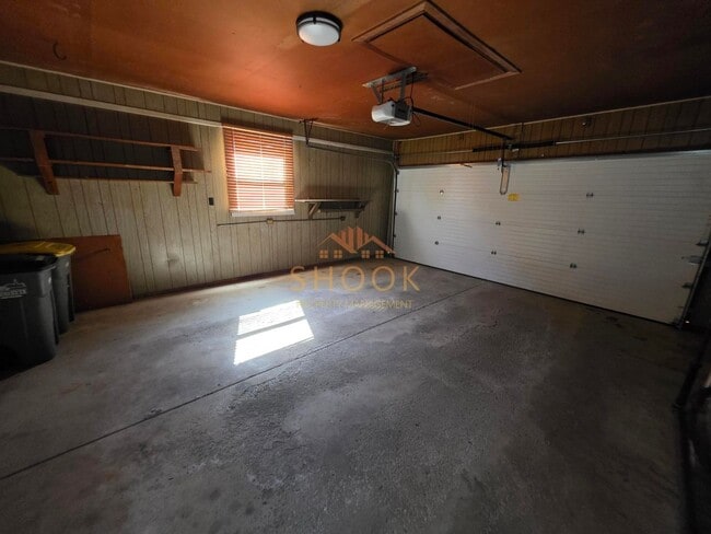 Building Photo - Cozy 3 BR Home in Convenient Location - Sh...