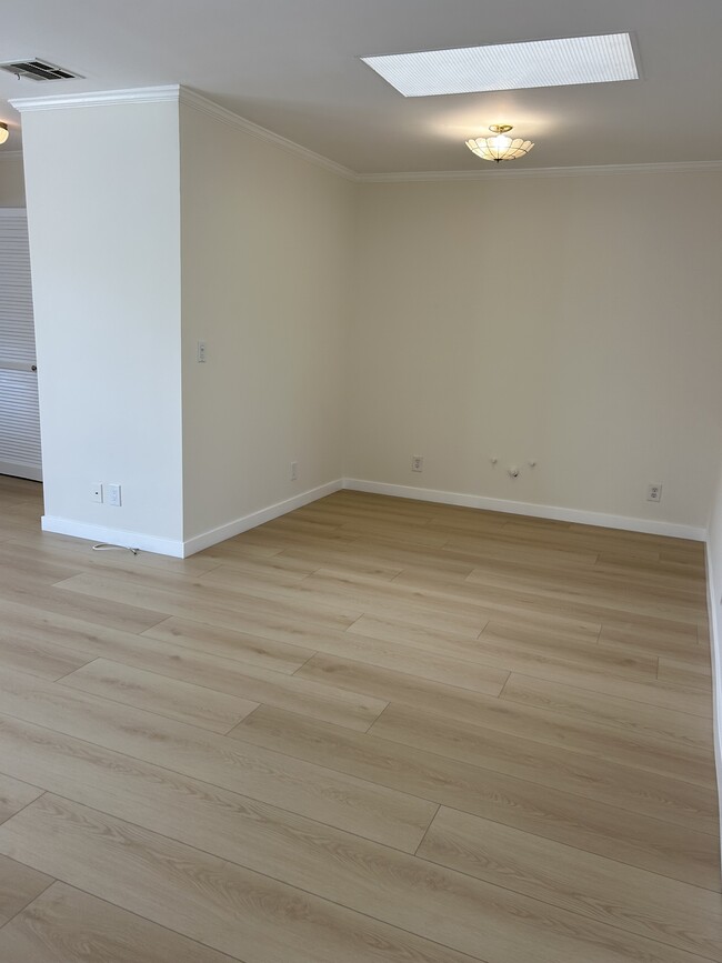 Building Photo - 10760 Russett Ave