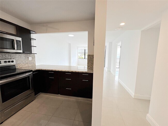 Building Photo - 1865 Brickell Ave