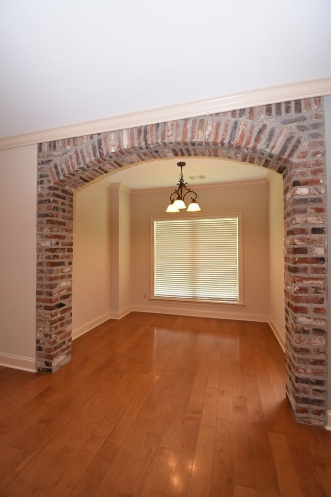 Building Photo - Spacious 3 Bedroom, 2 Bath Home