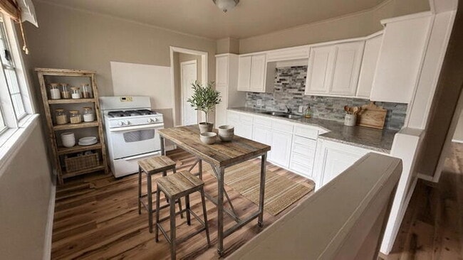 Building Photo - Cozy South OKC Charm: Your Next Sweet Home