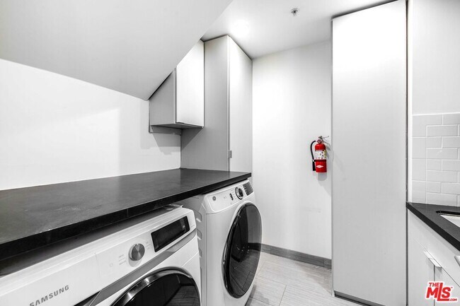 Building Photo - 770 Paseo Miramar