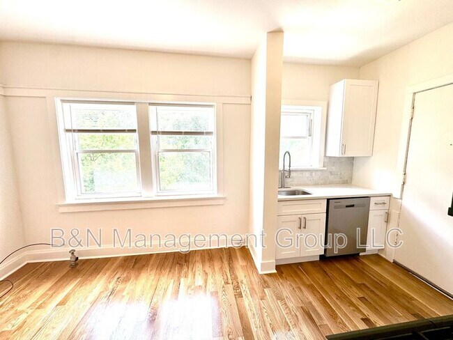 Building Photo - 1065 W Dakin St