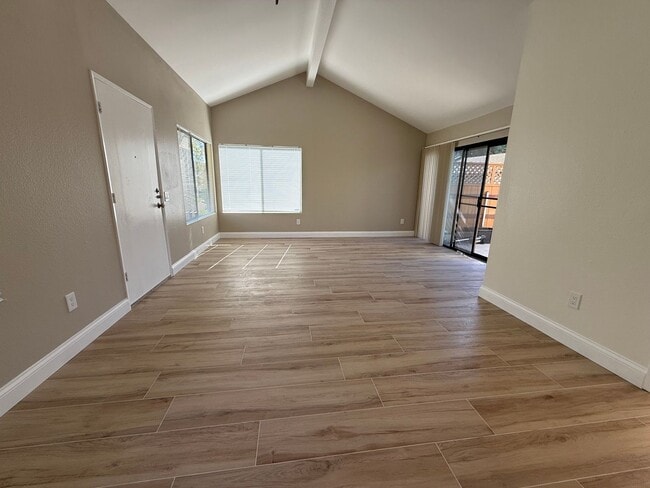 Building Photo - Remodeled 2-Bedroom Townhome in Tierrasant...