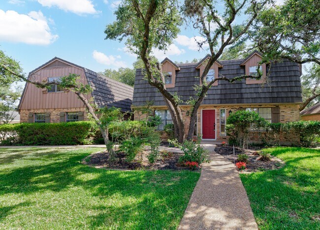 Building Photo - 9006 Balcones Club Dr