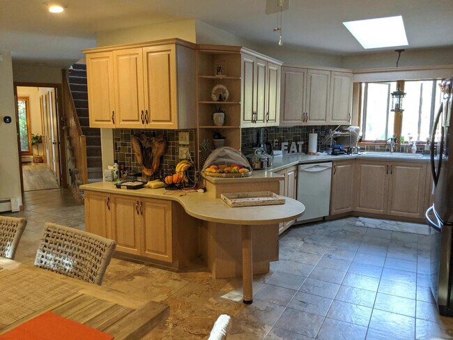 Building Photo - 66 Paquette Dr