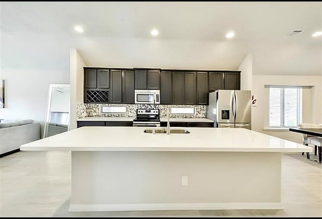 Building Photo - 20711 Winghaven Dr