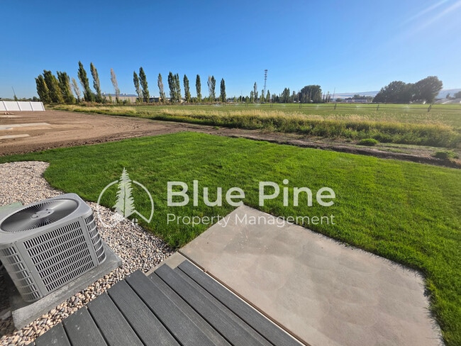 Building Photo - 4589 Blackstone Dr