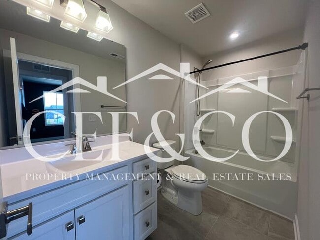 Building Photo - Spacious Townhome available in Spartanburg's East Side