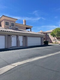 Building Photo - Beautiful open floor plan located in a gat...