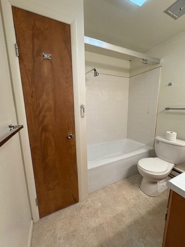 Building Photo - Single-family Home with 2 bedrooms and an office.