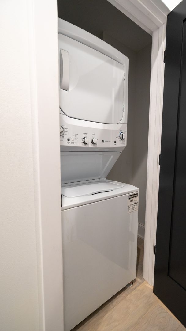 Building Photo - Newly Rehabbed 3-bedroom, 2-bath Gem with In-Unit Washer/Dryer! Discover Uptown Living.