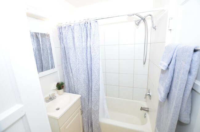 Building Photo - 1Bd/1Ba Home, large back yard. 1 Car garage.