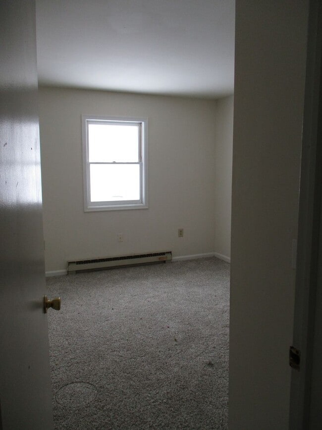 Building Photo - 3 Bedroom Townhouse to call home!