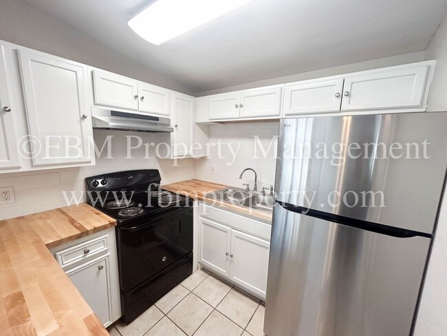 Building Photo - 105 E Margurite Ln