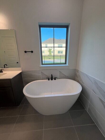 Building Photo - 13961 Longvalley Dr