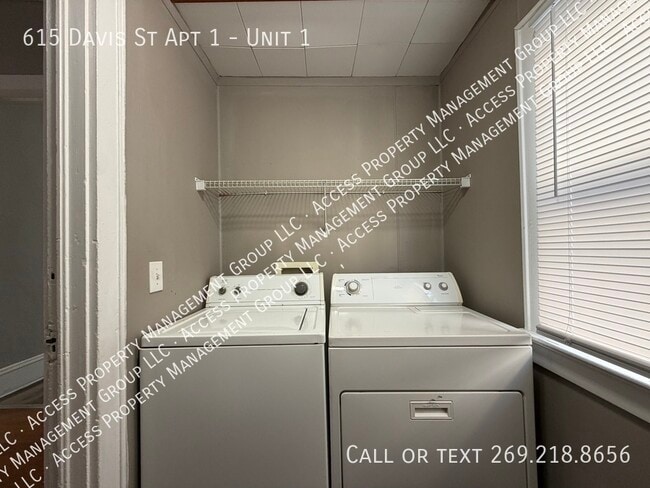 Building Photo - 615 Davis St