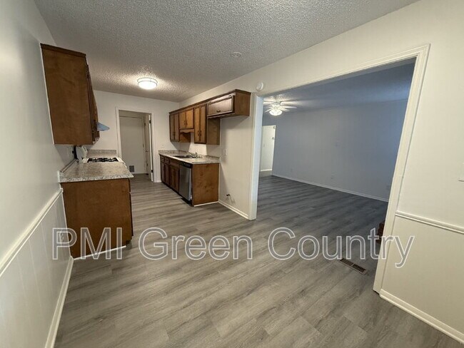 Building Photo - 4722 S 72nd E Ave