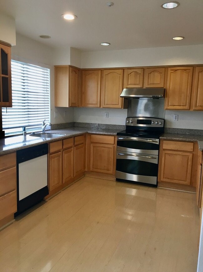 Building Photo - Danville, Shadowhawk 3 Bed, 2.5 Ba., Corner Townhouse, Close to great schools, 2 year lease