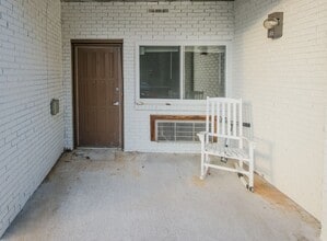 Building Photo - West Knoxville 37919 - 1 Bedroom Apartment in West Knoxville! Available Now! 1 Bedroom, 1 Bath. -...