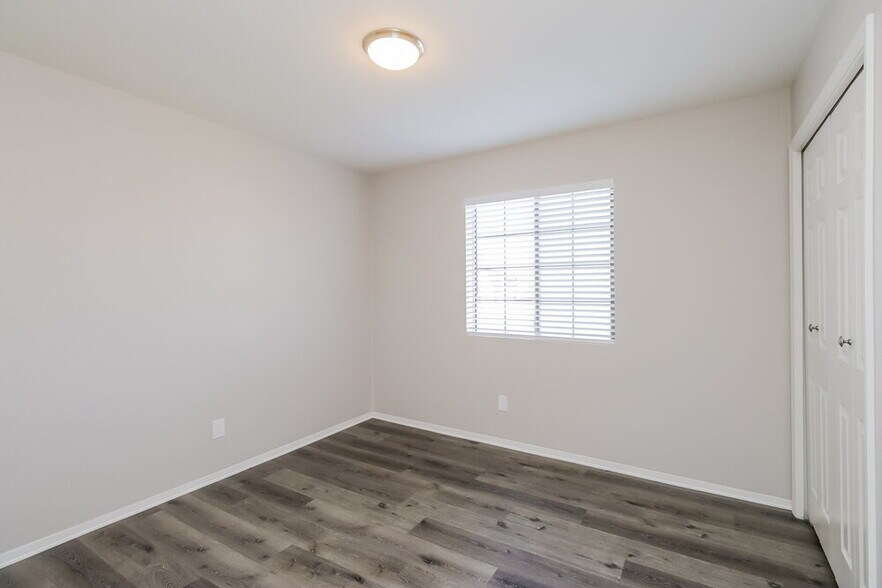 Building Photo - 2641 E Isabella Ave