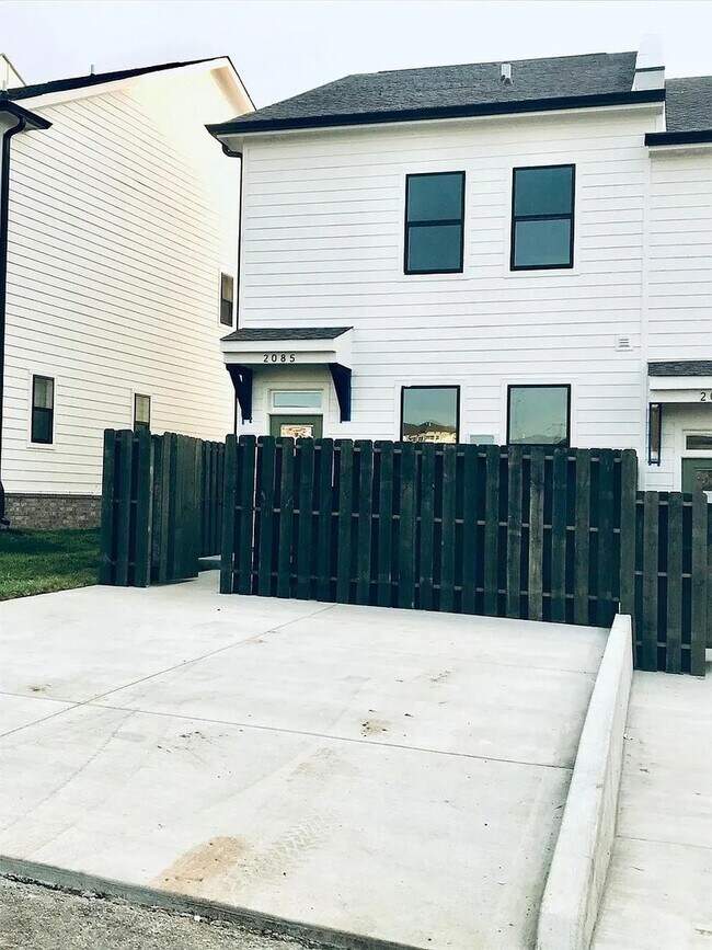 Building Photo - Stunning Modern Townhouse in the Heart of ...
