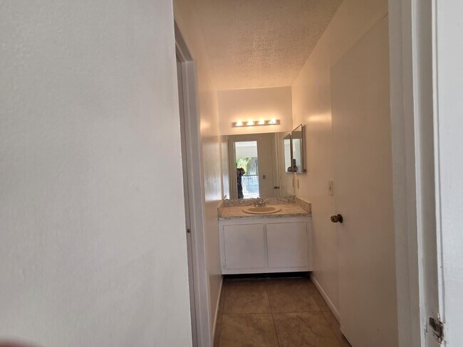 Building Photo - 6512 SW 41st Pl