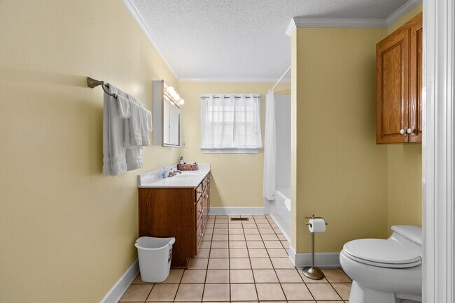 Building Photo - Country Living within Minutes of City Life