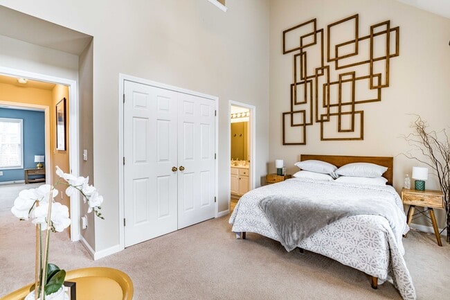 Building Photo - 2 Bedroom + Loft Townhome in Prime Raleigh...
