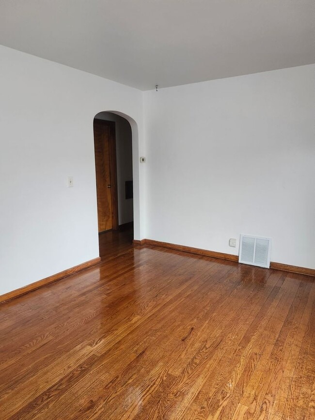 Building Photo - Single family home in great neighborhood!