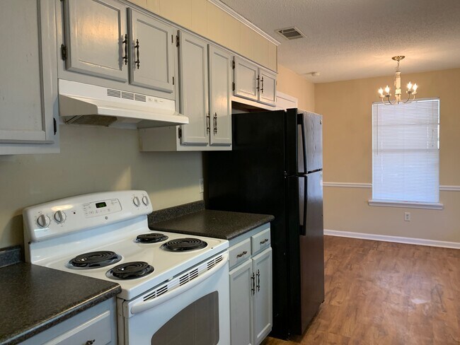 Building Photo - 814 Robin Hood Trail