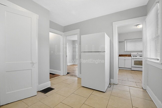Building Photo - 627 S 38th St