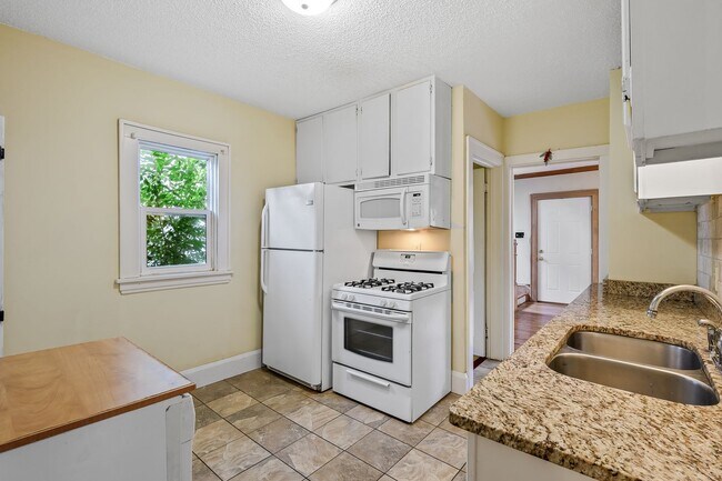 Building Photo - MUST SEE 5BD/2BA in Como near U of M! Avail. 9/1/26