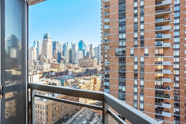 Building Photo - 500 W 43rd St