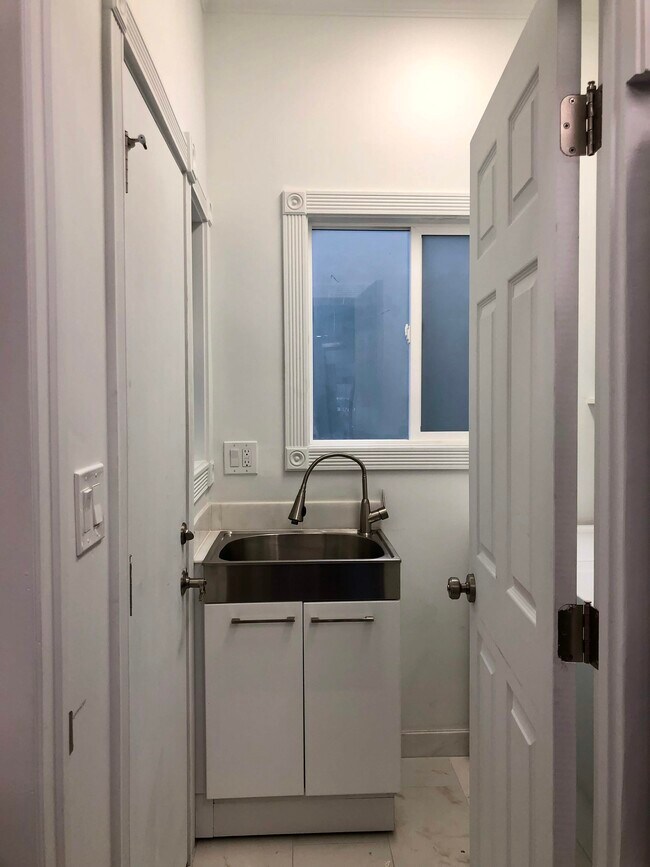 Building Photo - 2406 Clay St