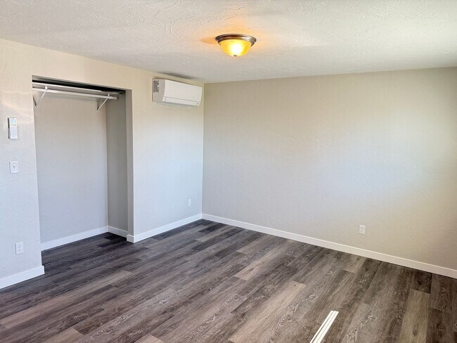 Building Photo - New 2 bed 1 1/2 bath duplex in Springfield!