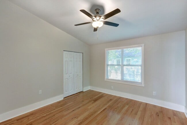 Building Photo - Renovated Three Bedroom, Two Bathroom Sing...