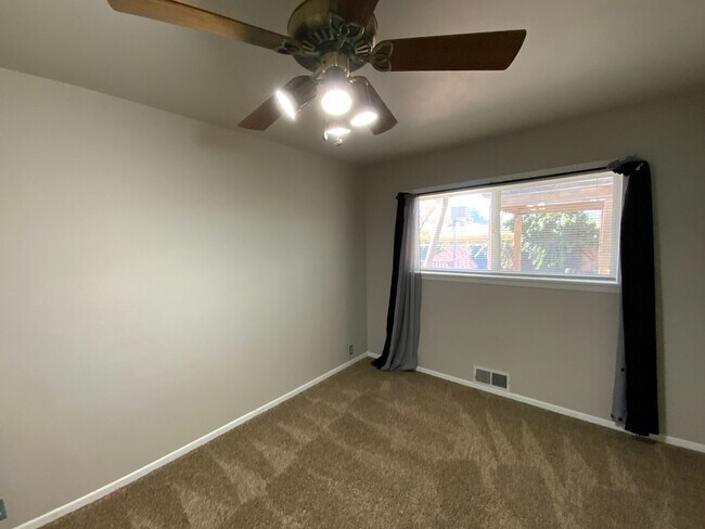 Building Photo - 5 Bedroom Home Available Near Wyoming Blvd NE & Comanche Rd NE!