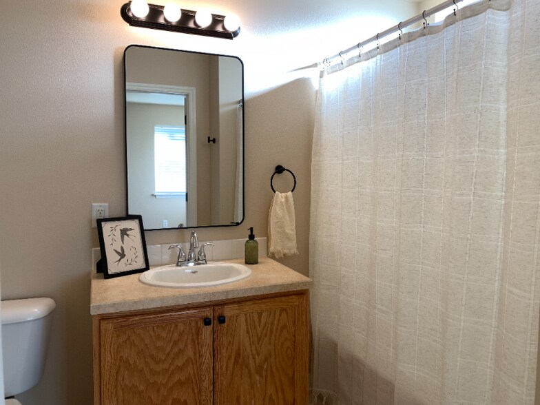 Building Photo - 712 Oakmont Rd