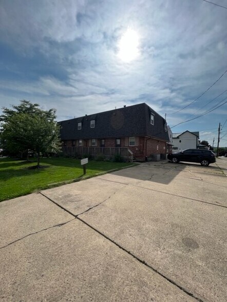 Primary Photo - Maple St Apartments