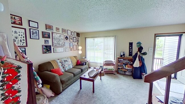 Building Photo - 2 BR, 1.5 BA Clive split level duplex.  Deck and one car attached garage.