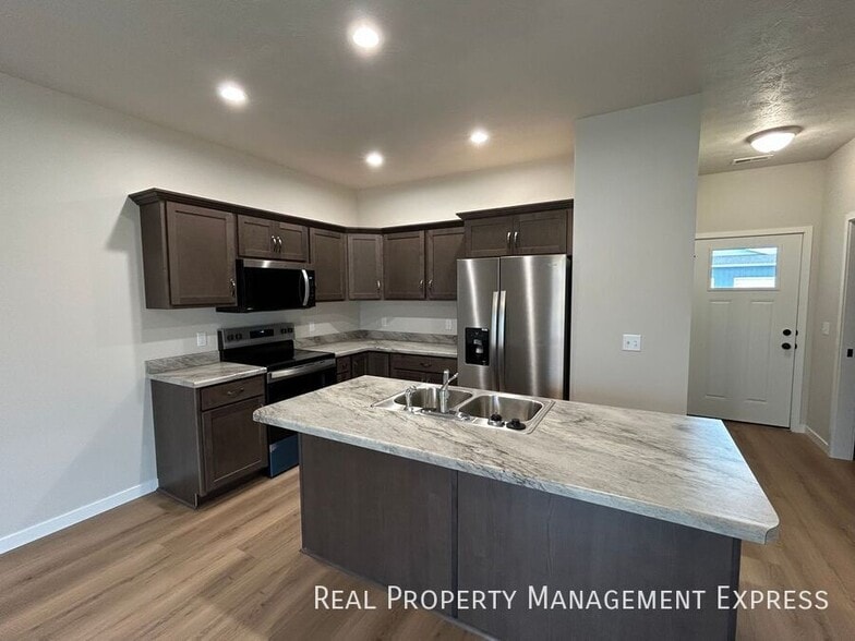 Building Photo - BRAND NEW 2 bedroom, 1.5 bathroom townhome