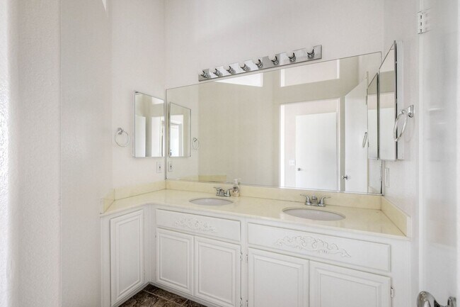 Building Photo - 3Bed/2.5Bath in Alacima Community~ Los Alamos