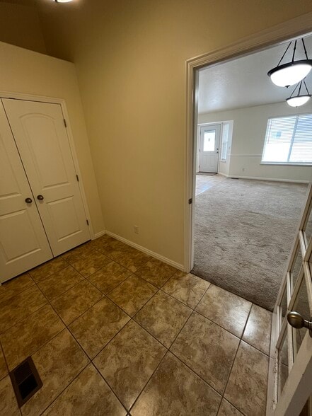 Building Photo - 1007 W 1500 S